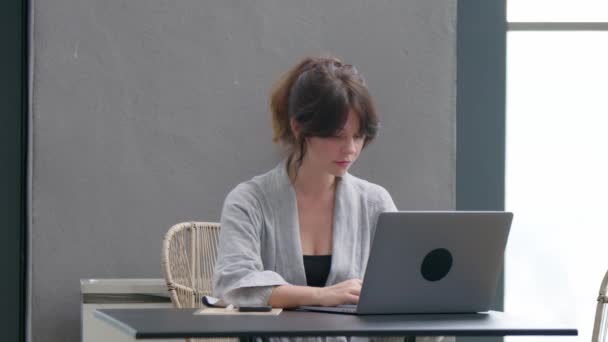 专注的女企业家在笔记本电脑上打字做研究 年轻女性专业使用电脑坐在家里的写字台 在现代技术便携式计算机上工作的忙碌的自由职业者 — 图库视频影像