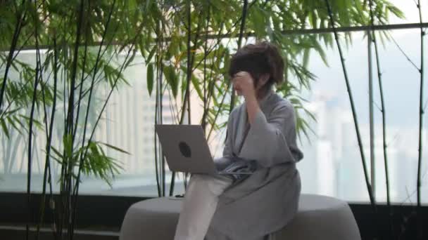 Skupiony Bizneswoman Przedsiębiorca Pisząc Laptopie Robi Badania Młoda Kobieta Profesjonalistka — Wideo stockowe