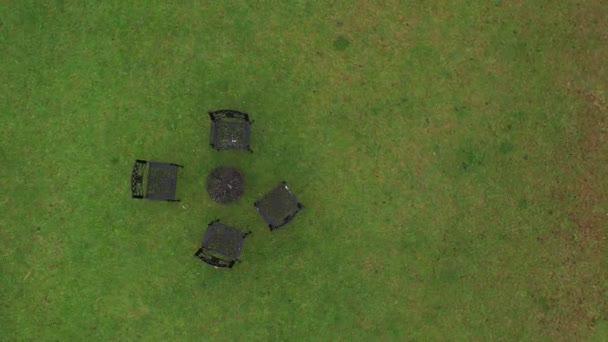 Top Uitzicht Drone Vliegen Vier Stoelen Tafel Het Groene Gras — Stockvideo