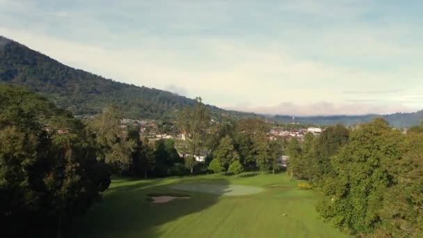 Vista Aerea Del Campo Golf Villaggio Con Case Alberi Verdi — Video Stock