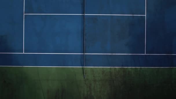 Воздушный Дрон Летящий Над Двумя Синими Теннисными Кортами Зелеными Деревьями — стоковое видео