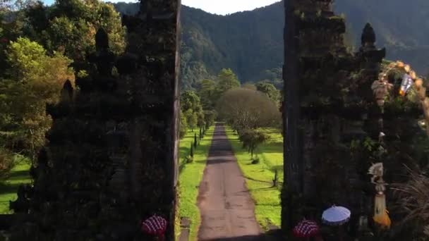 Aereo Drone Colpo Che Vola Attraverso Bali Handara Gate Montagne — Video Stock