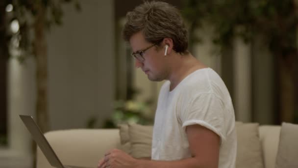 Konzentrierter Mann Weißem Shirt Der Laptop Tippt Seitenansicht Freelancer Porträt — Stockvideo