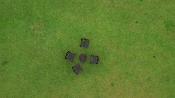 Top View Drone Που Φέρουν Μέχρι Καρέκλες Και Τραπέζι Πράσινο — Αρχείο Βίντεο