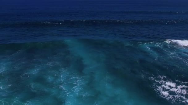 Lento Movimento Constante Drone Tiro Ondas Azuis Escuras Oceano Rolando — Vídeo de Stock