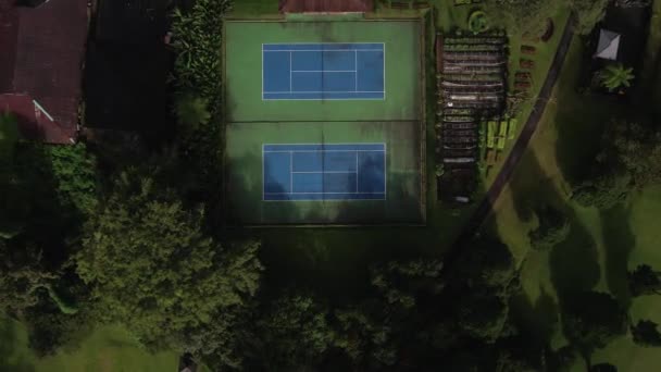 Εναέρια Κορυφή Drone Shot Zoom Δύο Μπλε Γήπεδο Τένις Πράσινα — Αρχείο Βίντεο