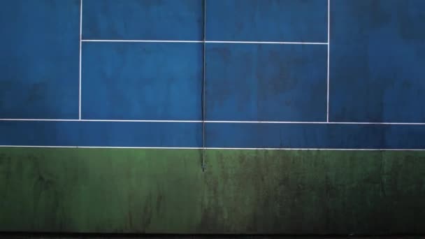 Верхній Дрон Літав Над Двома Синіми Тенісними Кортами Оточений Зеленими — стокове відео