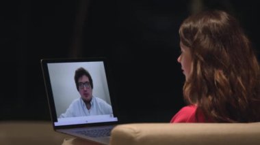 Kadın profil portresi çevrimiçi video görüşmesi, dizüstü bilgisayar ve erkek konuşması. İş ortağı ya da arkadaşıyla gece sohbeti. Sanal toplantı ve takım çalışması kavramı
