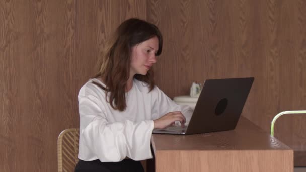 Beautiful Young Woman White Shirt Texting Laptop Side View Wooden — Stock Video