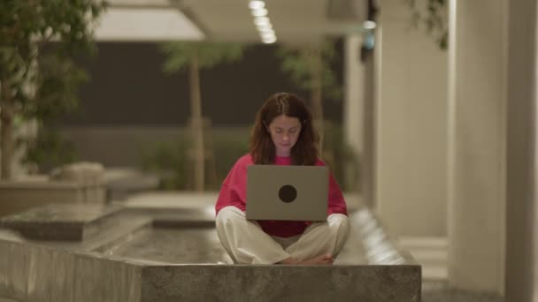 Junge Frau Tippt Laptop Sitzt Lotus Pose Pool Der Lounge — Stockvideo