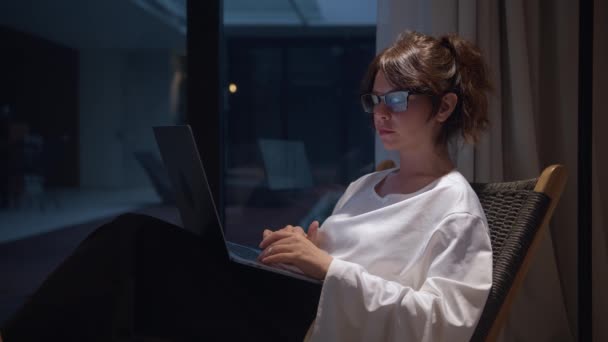 Nachdenkliche Geschäftsfrau Sessel Mit Brille Seitenansicht Blättert Laptop Eine Engagierte — Stockvideo