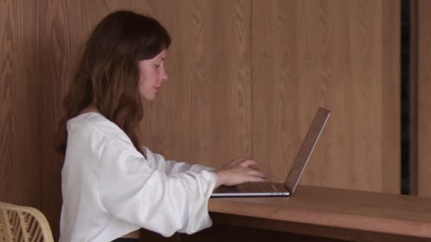 Mooie Jonge Vrouw Wit Overhemd Profiel Sms Laptop Houten Muur — Stockvideo