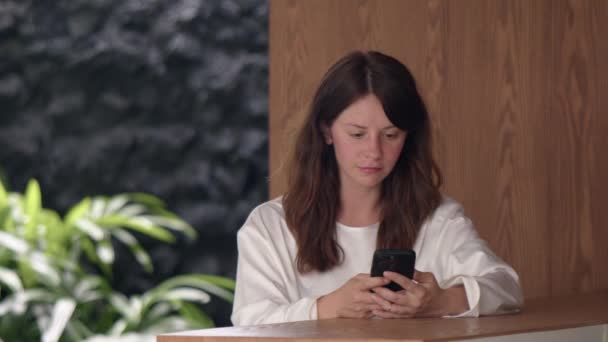 Mooie Glimlachende Vrouw Wit Shirt Met Behulp Van Telefoon Zitten — Stockvideo