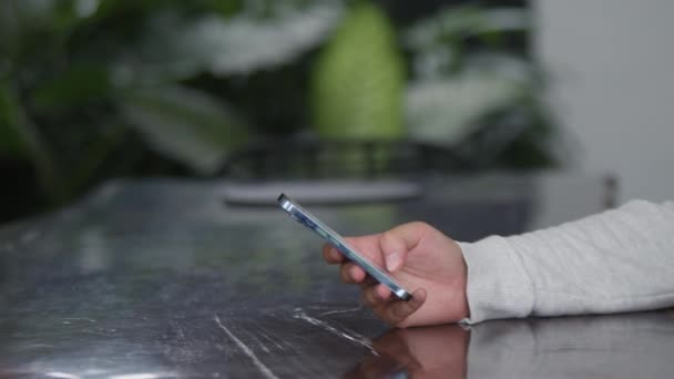 Adam Eli Yakın Çekimde Bir Mesaj Yazıyor Parmak Ekrana Dokunuyor — Stok video
