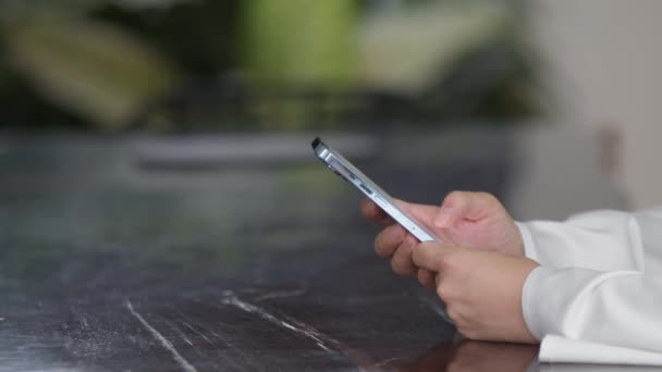 Kadın Elleri Bir Mesaj Yazarken Parmakları Ekranda Tıkırdıyor Çevrimiçi Görüntüleme — Stok video