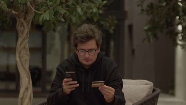 Homme Souriant Avec Carte Crédit Smartphone Main Tapant Achetant Dans — Video