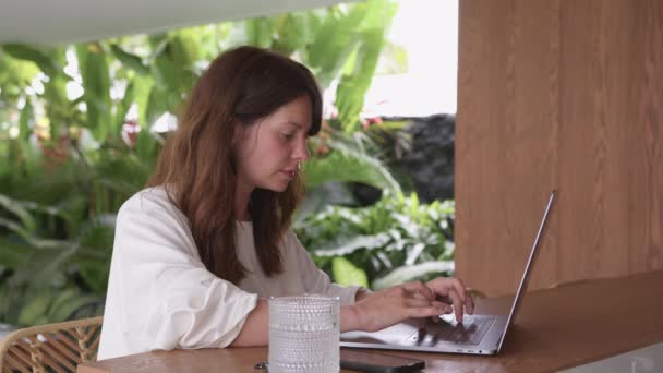 Mooie Zakenvrouw Typen Laptop Zijaanzicht Ondernemer Student Werken Cafe Met — Stockvideo