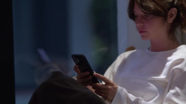 Relaksująca Kobieta Smsująca Przez Telefon Widok Boku Portret Pomocą Aplikacji — Wideo stockowe