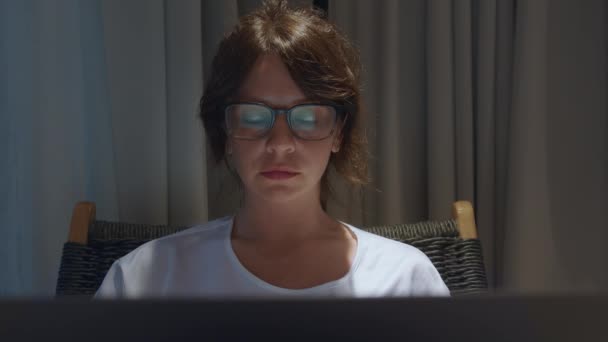 Seriöse Geschäftsfrau Nahaufnahme Porträt Mit Brille Blick Auf Den Laptop — Stockvideo