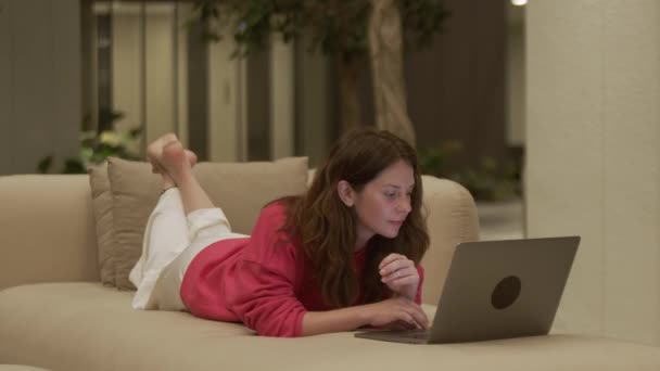 Mooie Ontspannen Jonge Vrouw Liggend Bank Intikken Laptop Gezellig Interieur — Stockvideo