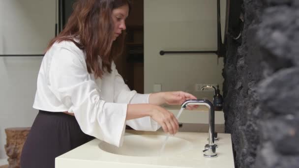 Mulher Lavar Mãos Torneira Água Transformando Pia Elegante Interior Banheiro — Vídeo de Stock