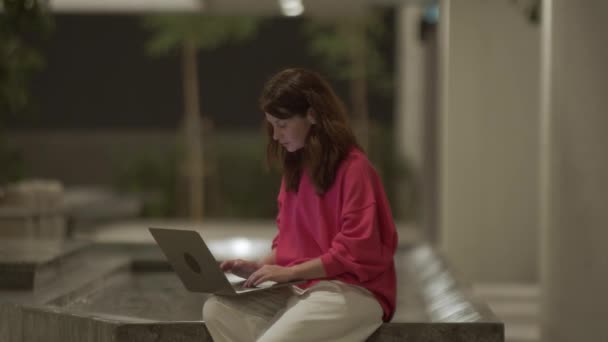 Mujer Negocios Concentrada Escribiendo Ordenador Portátil Sentado Junto Una Piscina — Vídeos de Stock