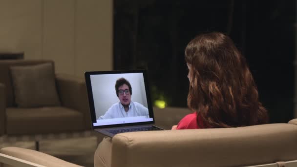 Женщины Онлайн Видео Конференция Экран Ноутбука Мужчиной Разговаривающим Кадром Домашний — стоковое видео