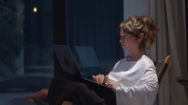 Die Zierliche Junge Frau Sitzt Sessel Die Seitenansicht Surft Laptop — Stockvideo