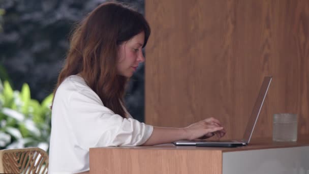Atraktivní Mladá Žena Bílé Košili Odpovídá Vzkazy Boční Pohled Vzdálenost — Stock video