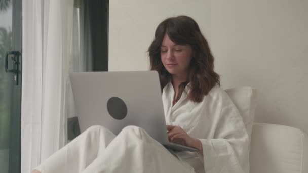 Ung Vacker Affärskvinna Med Bärbar Dator Sitter Sängen Vit Hotellrock — Stockvideo