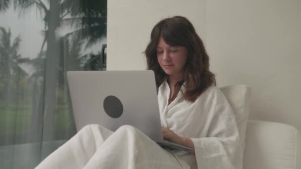 Młoda Piękna Bizneswoman Pomocą Laptopa Widok Boku Siedzi Łóżku Białym — Wideo stockowe