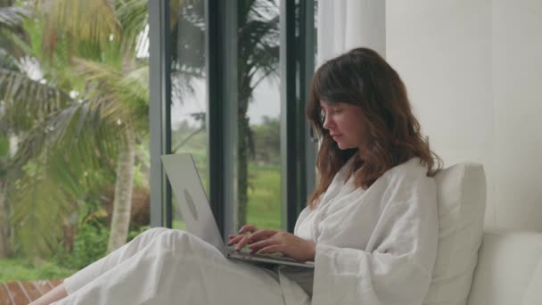 Young Beautiful Businesswoman Using Laptop Side View Sitting Bed White — Stock Video