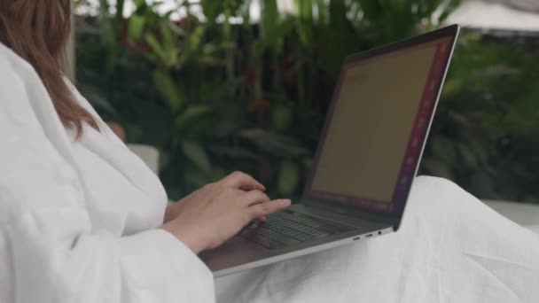 Wanita Mengenakan Jubah Putih Tangan Tertutup Mengetik Laptop Tampilan Samping — Stok Video
