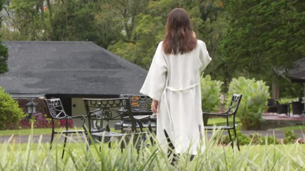 Natura Hotel Spa Kobieta Zbliża Się Stołu Zewnątrz Aby Napić — Wideo stockowe