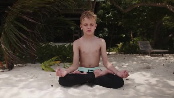Konsep Dari Gaya Hidup Sehat Anak Laki Laki Meditasi Sehari — Stok Video