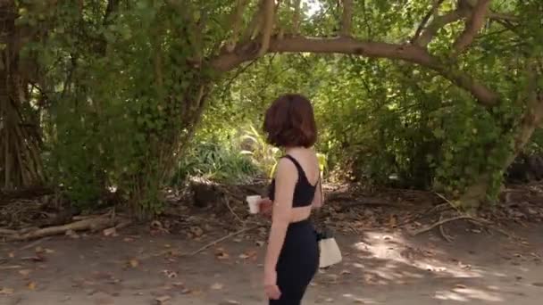 Kobieta Chodząca Tropikalnym Szlakiem Leśnym Dżungli Brunetka Włosy Biały Szczupły — Wideo stockowe