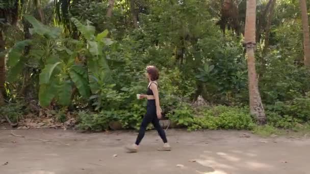 Vrouw Wandelend Jungle Tropisch Bospad Brunette Haar Kaukasische Slanke Meisje — Stockvideo