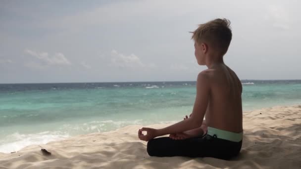 Begreppet Hälsosam Livsstil Pojke Daglig Meditation Avslappning Tid Harmoni Maldiverna — Stockvideo