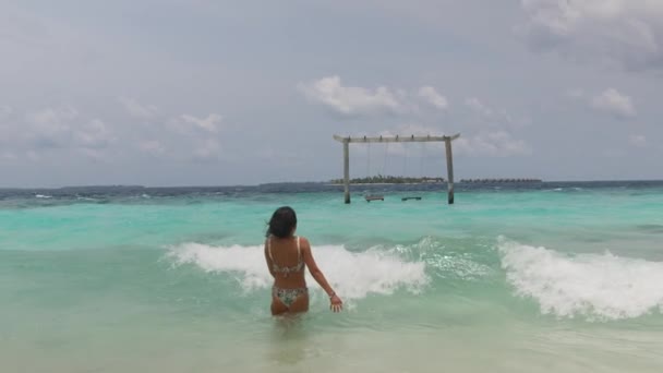 Frau Badeanzug Schwimmt Indischen Ozean Strandschaukel Meereswellen Unbekümmerter Sommermoment Strand — Stockvideo