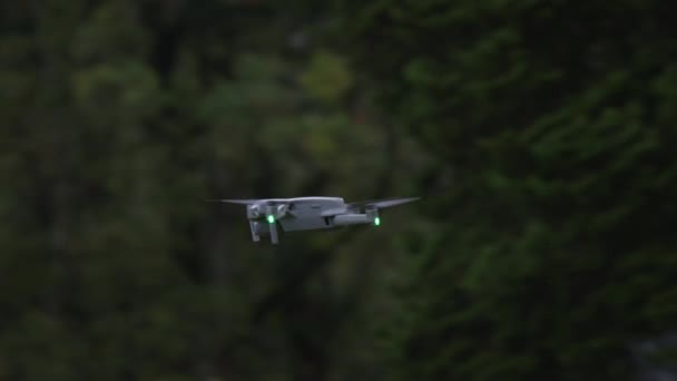 Volg Opname Van Abstract Close View Hovering Drone Outdoor Groene — Stockvideo