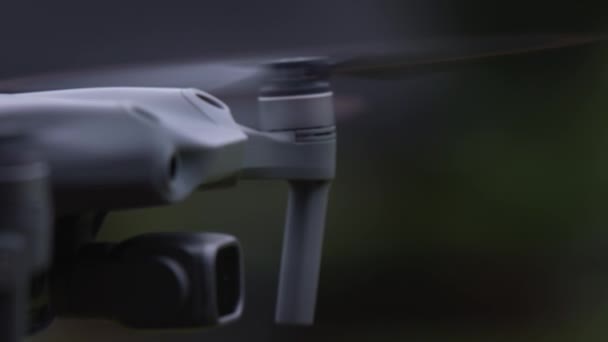 Аннотация Close View Hovering Drone Outdoor Green Nature Background Высококачественные — стоковое видео