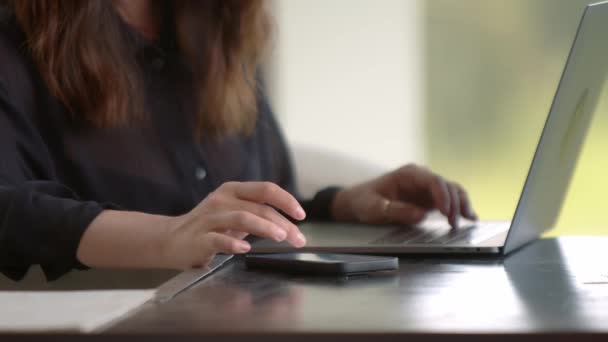 Крупним Планом Жіночі Руки Працюють Смартфоні Ноутбуці Пальці Друкують Екрані — стокове відео