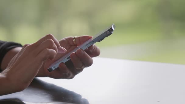 Zbliżenie Palcem Kobiety Wpisując Wiadomość Dotykając Ekranu Telefonu Widok Boku — Wideo stockowe