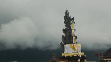 Endonezya, Bali 'deki Bratan Gölü' ndeki Pura Ulun Danu Tapınağı 'nın etrafında yürüyorum..