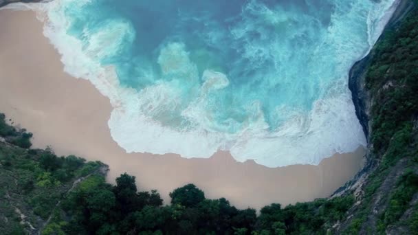 Avião Drone Olho Pássaro Tiro Praia Rochosa Com Penhasco Oceano — Vídeo de Stock