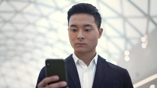 Portretul Tânărului Afacerist Asiatic Îmbrăcat Costum Bea Cafea Ținând Telefonul — Videoclip de stoc
