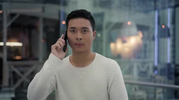 Portrét Pohledné Černé Vlasy Asijské Mladý Muž Mluví Telefonu Sobě — Stock video