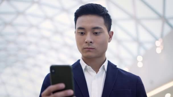 Retrato Ásia Jovem Empresário Preto Cabelo Vestido Terno Beber Café — Vídeo de Stock