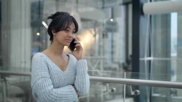 Retrato Tiro Feliz Sorrindo Asiático Jovem Conversando Telefone Andando Lado — Vídeo de Stock