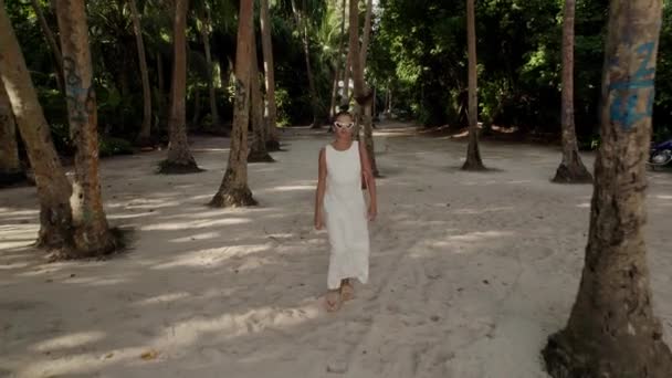 Gyönyörű Fehér Esküvői Ruha Megy Strand Felé Dzsungelben Trópusi Sziget — Stock videók